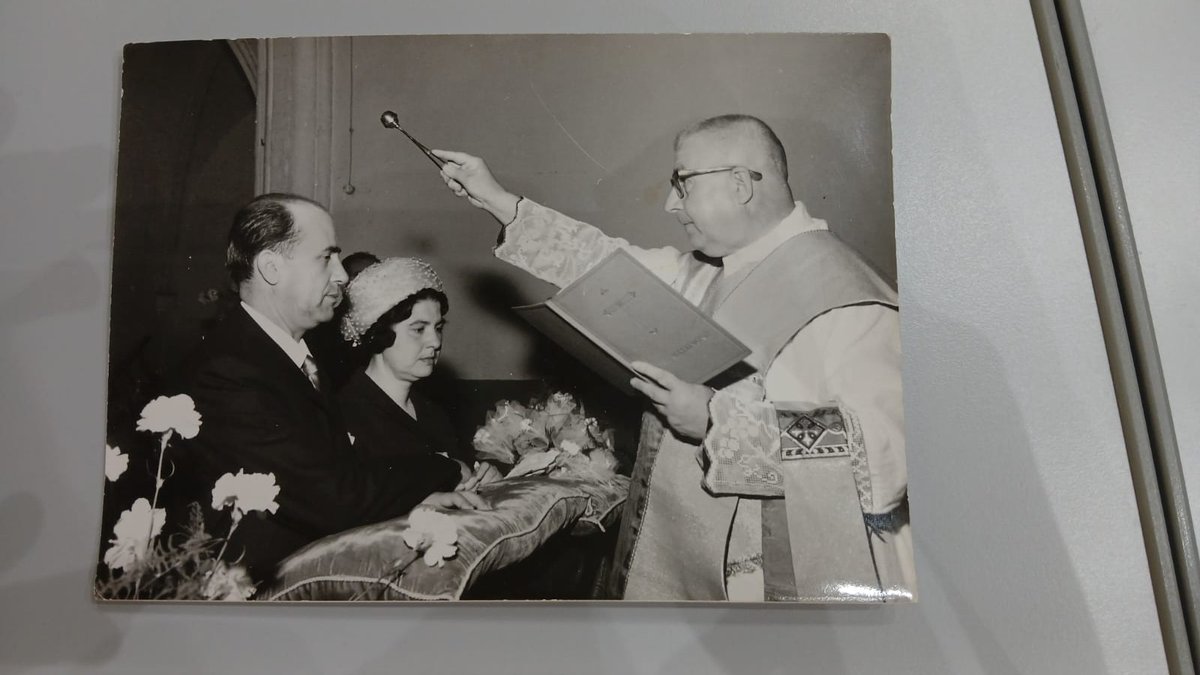 Don Agostino Sanna durante una benedizione